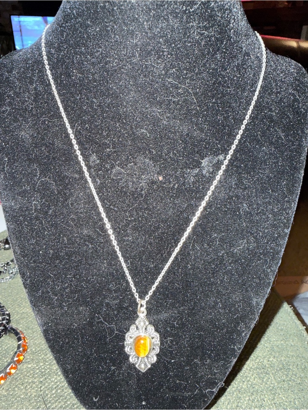 Vintage Unmarked Silver Tone Filigree Tiger’s Eye Cabochon Pendant Necklace⁠